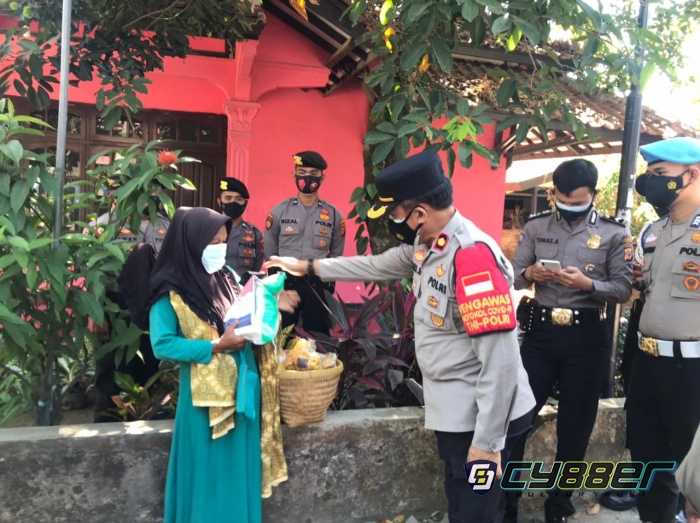 Hari ini, Polisi di Cirebon Bagikan 200 Sembako pada Warga Terdampak PPKM Darurat Level 4