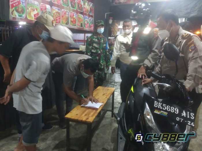 Kanit Lantas Polsek Medan Area Didampingi Sekcam Medan Area Pimpin Apel PPKM Darurat Level 4