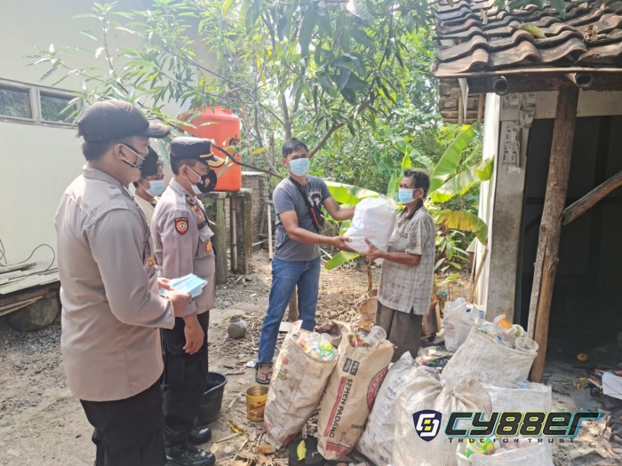 Polisi di Majalengka Terus Menyalurkan Sembako Bagi Warga Terdampak PPKM 4 