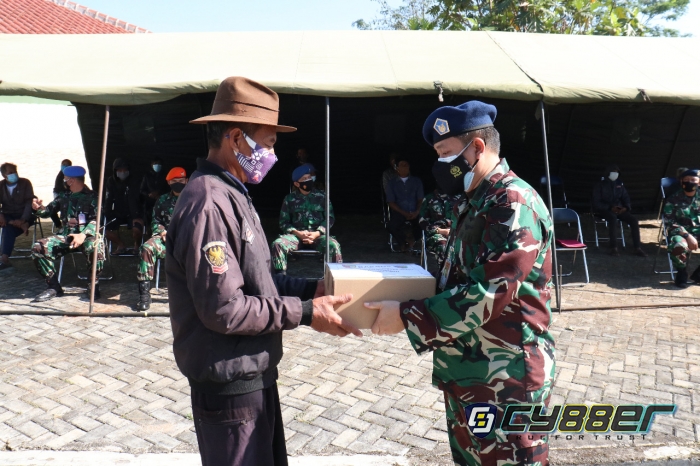Di Masa PPKM Level 4, Lanud Sulaiman Salurkan 200 Paket Sembako pada Warga Terdampak