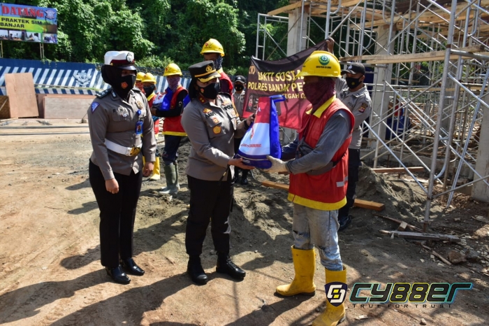Pekerja Bangunan di Banjar dapat Bantuan dari Polisi