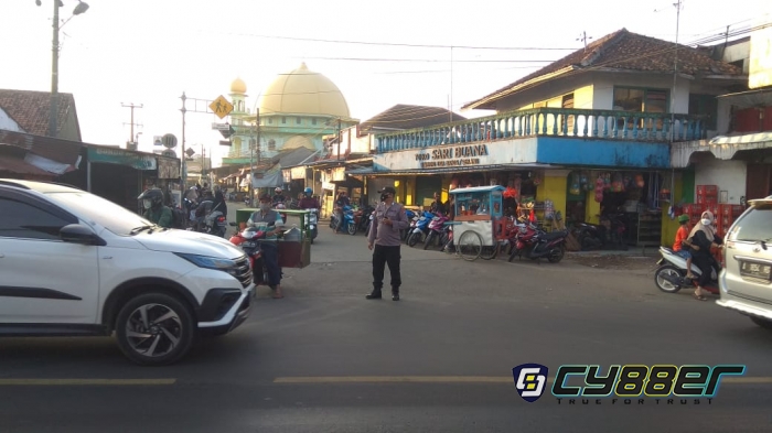 Personil Polsek Baros Atur Lalulintas di Jalan Raya Serang Pandeglang