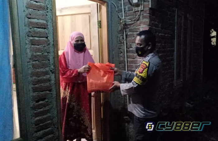 Polisi Patroli Malam Hingga Dini Hari Bagikan Sembako Kepada Warga dan Pedagang 