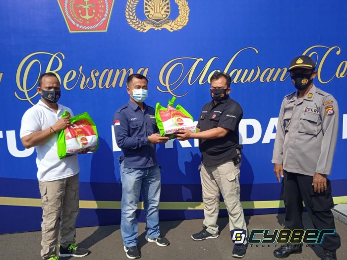 Polres Serang Bagikan Paket Sembako Kepada Awak Media 