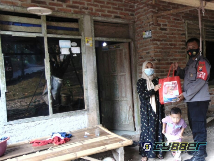 Polsek Cinangka Bagikan Sembako ke Rumah Warga Kurang Mampu