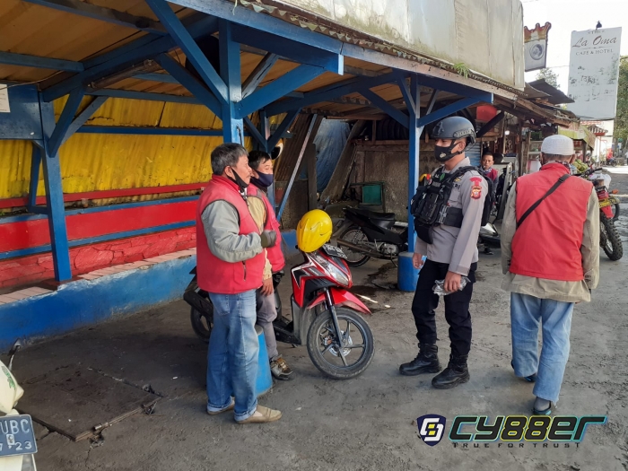 PPKM Level 4, Sambangi Pangkalan Ojek, Personel Sat Brimob Polda Jabar Himbau Prokes