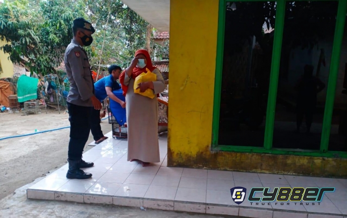 Warga Desa Sukasari Terdampak PPKM Darurat  Level 4 Mendapat Bantuan Sembako dari Polri