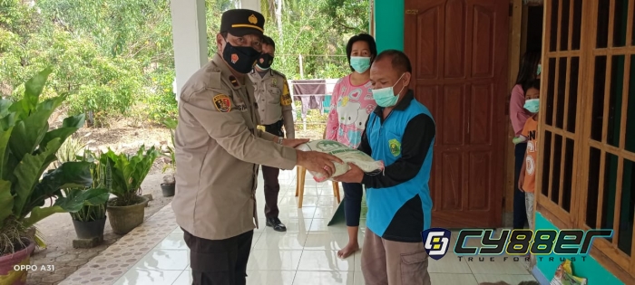 Giat Sosial Polsek Plakat Tinggi Kepada Pasien Isoman Covid-19