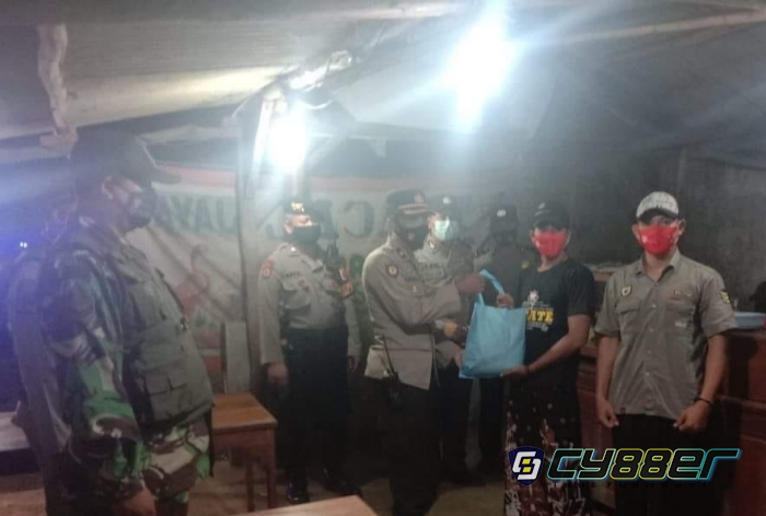 Polisi Bersama Muspika, Patroli Skala Besar Malam Hari dan Bagi-Bagi Sembako  