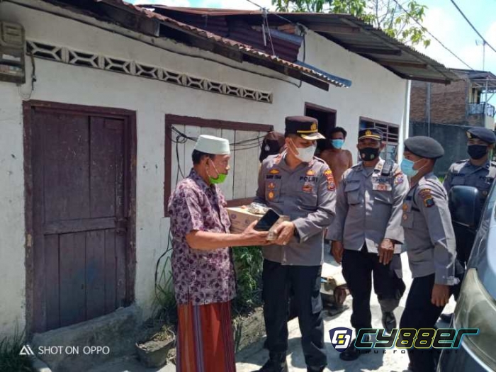 Kapolesk Medan Area Bagikan Bansos Kepada Warga Dampak PPKM