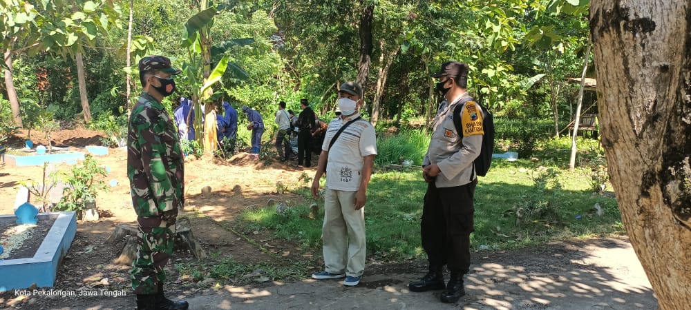 Polsek Pekalongan Barat Amankan Pemakaman Pasien Covid-19, Anak dan Ibu