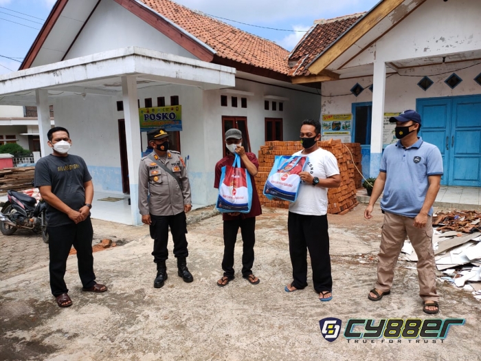 Polsek Cidaun Salurkan Bansos Pada Warga Terdampak Covid 19