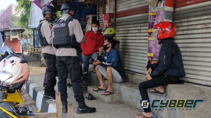 Dimasa PPKM Darurat Level 4, Patroli Sat Brimob Polda Jabar Ingatkan Prokes pada Warga Jatinangor 