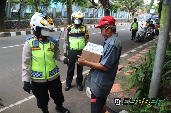 PPKM Darurat Level 4, Polisi di Sukabumi Kota Rutin Gelar Patroli Sambil bagikan Sembako