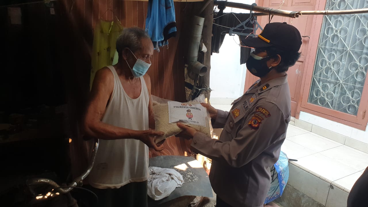 Peduli Warga Slum Area Terdampak PPKM Darurat Level 4, Kembali Polri Berikan Bantuan Sosial