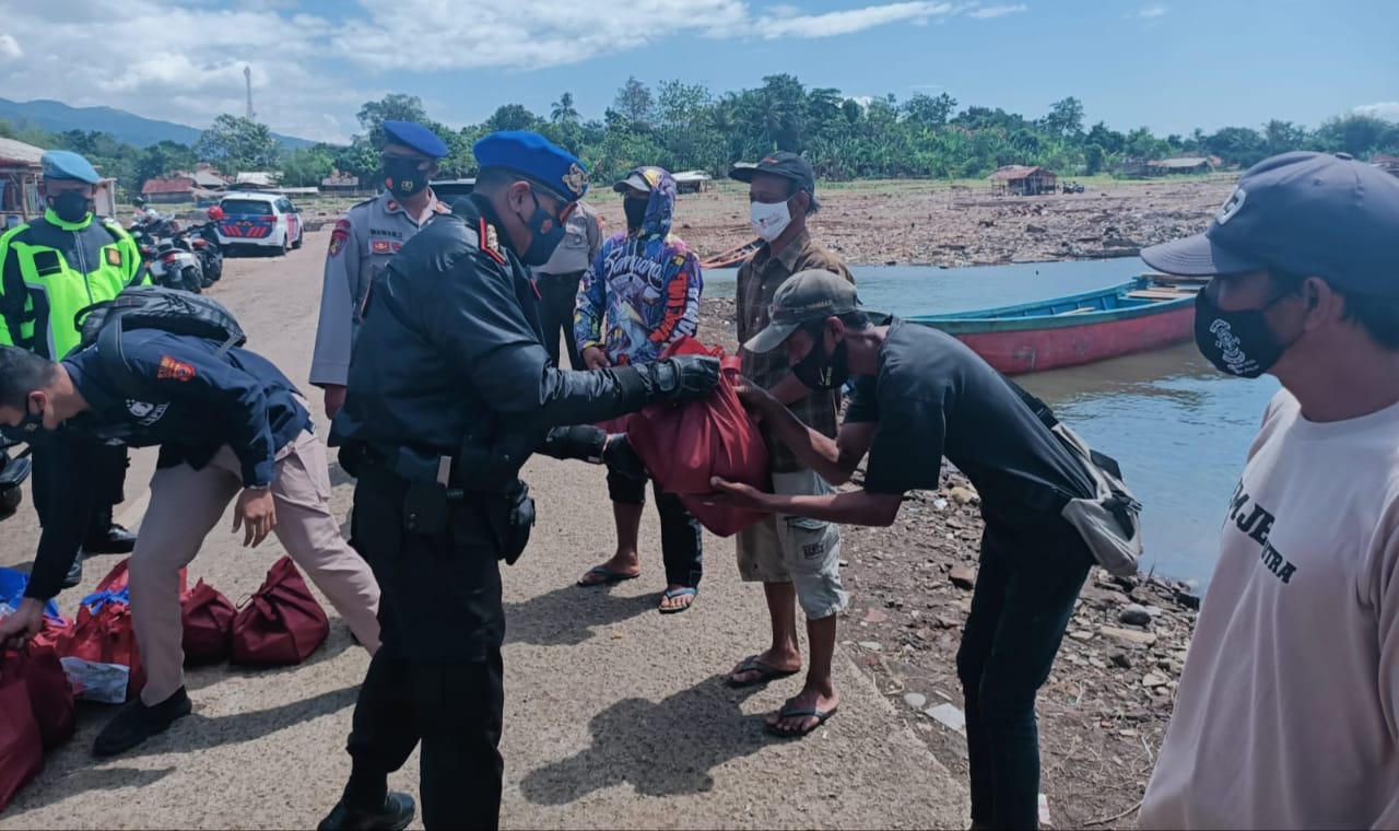 Kapolres Sumedang Lakukan Pengecekan Tempat Wisata Cibungur Jatigede, Berikut Berikan Bansos Pada warga Sekitar