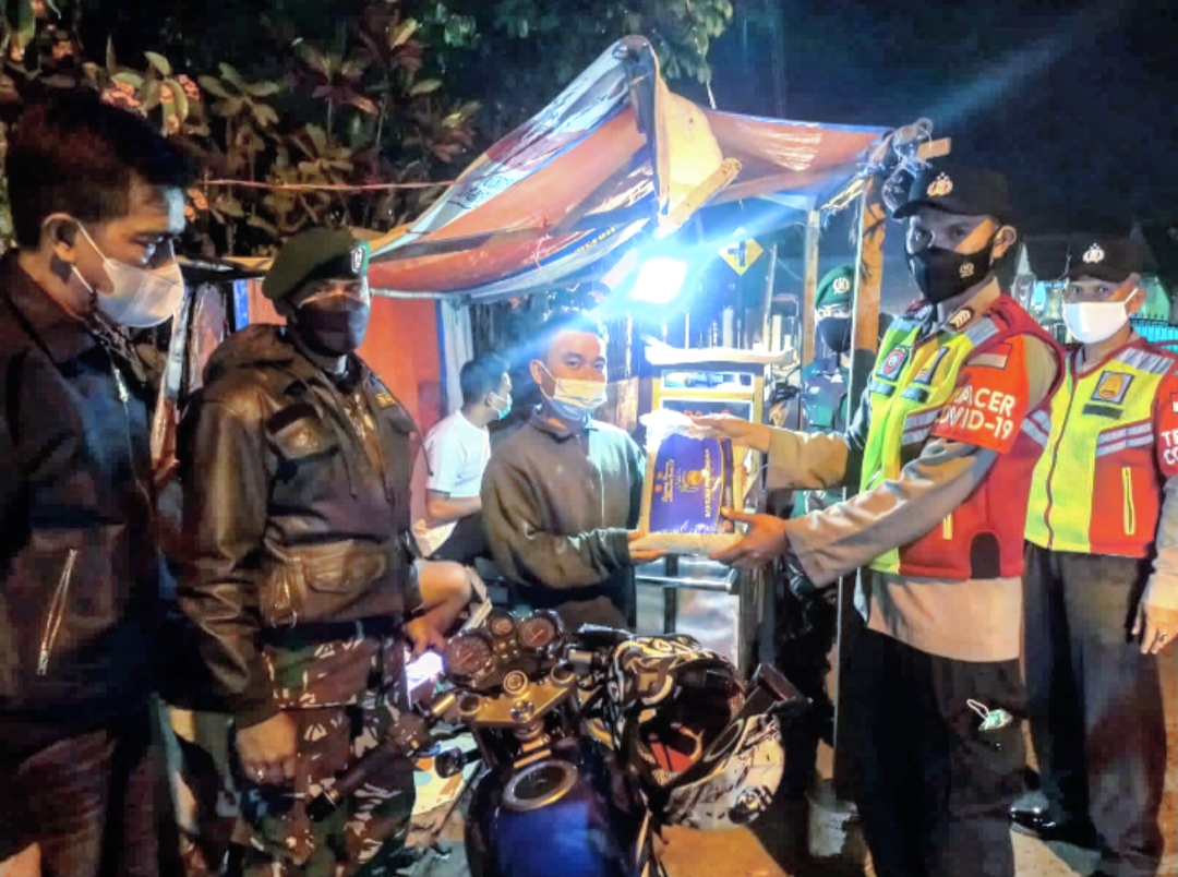 Paket Beras Dibagikan Oleh Gabungan TNI-Polri-Satpol PP Kecamatan Cangkuang
