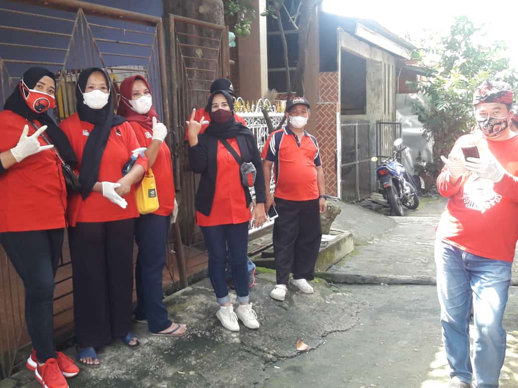 PDI Perjuangan dan Pospera Cigombong Bagikan 200 Nasi Box, Bingkisan untuk Warga Isoman