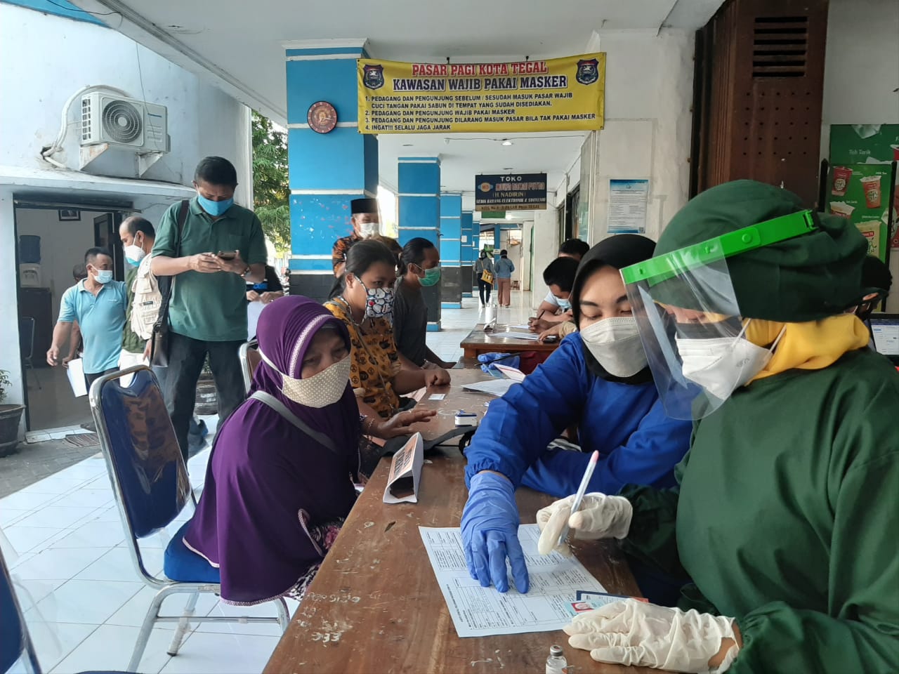 Pedagang dan Pengunjung Pasar Pagi Kota Tegal Antusias Ikuti Vaksinasi 