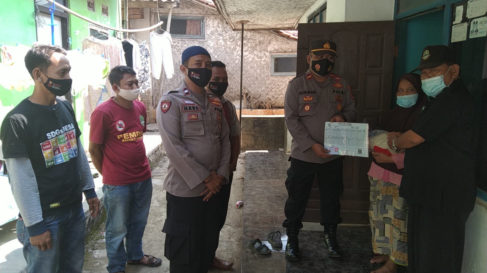 Polri Salurkan Bansos Paket Beras Kepada Masyarakat Terdampak PPKM Darurat 
