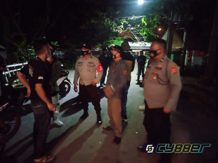 Antisipasi Penyebaran Virus Corona Dimasa PPKM Darurat Level 4 Polisi Bubarkan Warga yang Berkerumun