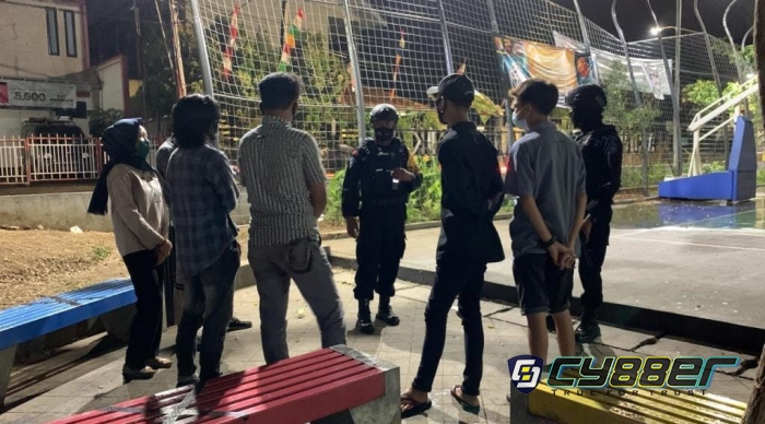 Patroli Kamtibmas Malam Hingga Dini Hari, Sat Brimob Polda Jabar Edukasikan Para Remaja Pentingnya Prokes Ditengah PPKM 