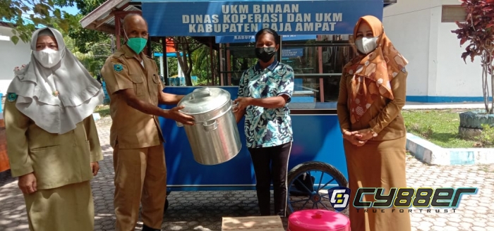Puluhan Unit Bantuan Gerobak Diserahkan Kepada Pelaku UMKM di Raja Ampat
