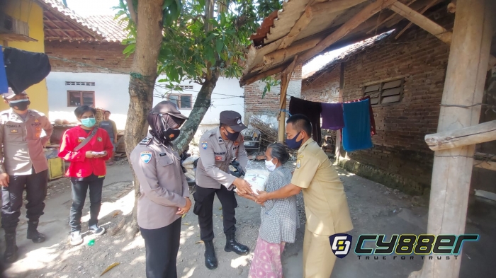 Secara Door To Door Polri Salurkan 100 Paket Beras pada Warga Desa Tegalkarang 