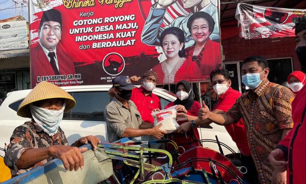 Dewi Aryani Bersama DPC PDI Perjuangan Kota Tegal Serahkan Bansos kepada Ratusan Tukang Becak