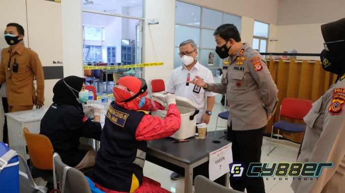 Kapolda Jabar Tinjau Vaksinasi Tahap I dan II untuk Masyarakat Umum dan Keluarga Polri