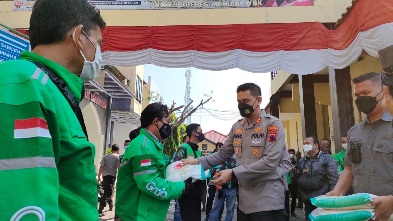 Pengemudi Ojol di Brebes Terima Bantuan dari Polisi 