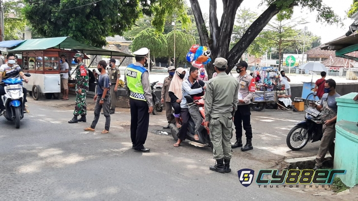 PPKM Level 4 Diperpanjang Lagi, Tim Gabungan di Sumedang Gelar Ops Yustisi dan Bagikan Masker 