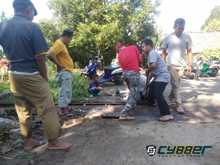 Antisipasi Kecelakaan Pengguna Jalan, Warga Desa Tangkil Perbaiki Saluran Air