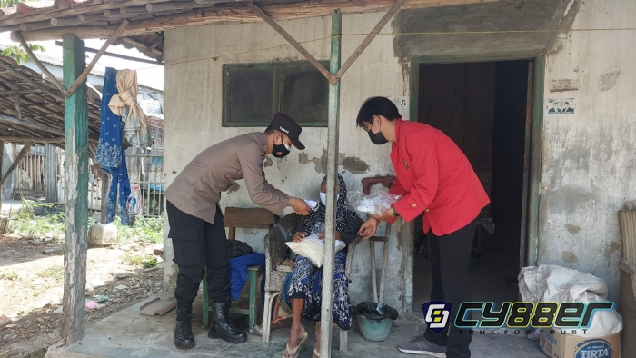 Di Tengah PPKM Darurat Level 4, Warga Slum Area Kembali dapat Sembako dari Polisi