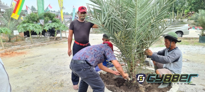 Ketua Umum DPP APPI Silaturahmi dan Tanam Bibit Kurma di Areal Agro Wisata DPP Santri Tani NU Palas