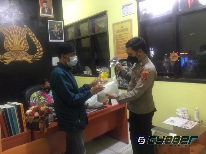 Peduli PPKM Darurat Level 4, Polisi Berikan Sembako pada Warga Terdampak 