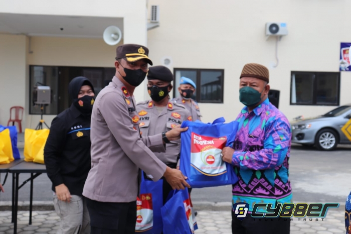 Polres Lamsel Salurkan Bansos untuk Warga Terdampak Covid-19