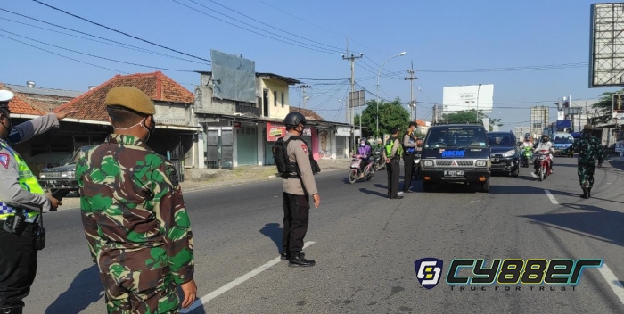Sat Brimob Polda Jabar Amankan Penyekatan PPKM Darurat Level 4 Wilayah Cirebon Kota