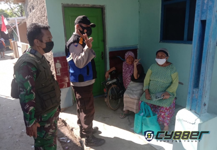 Korban Kebakaran Rumah di Desa Sutawangi Terima Bansos dari Polisi di Masa PPKM Darurat Level 4