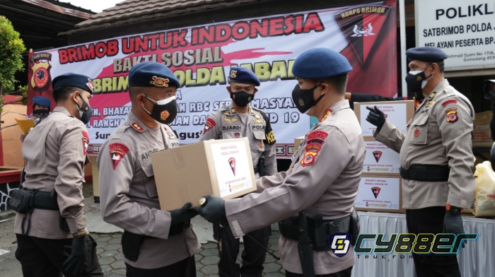 Sat Brimob Polda Jabar bersama PT. Bening dan Bhayangkari Sebar Ratusan Paket Sembako