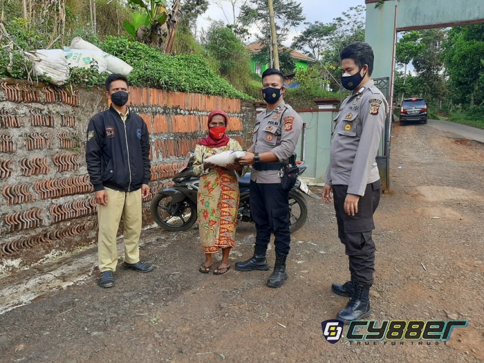 Peduli Pandemi, Polsek Malausma Salurkan Bantuan Untuk Warga Kurang Mampu