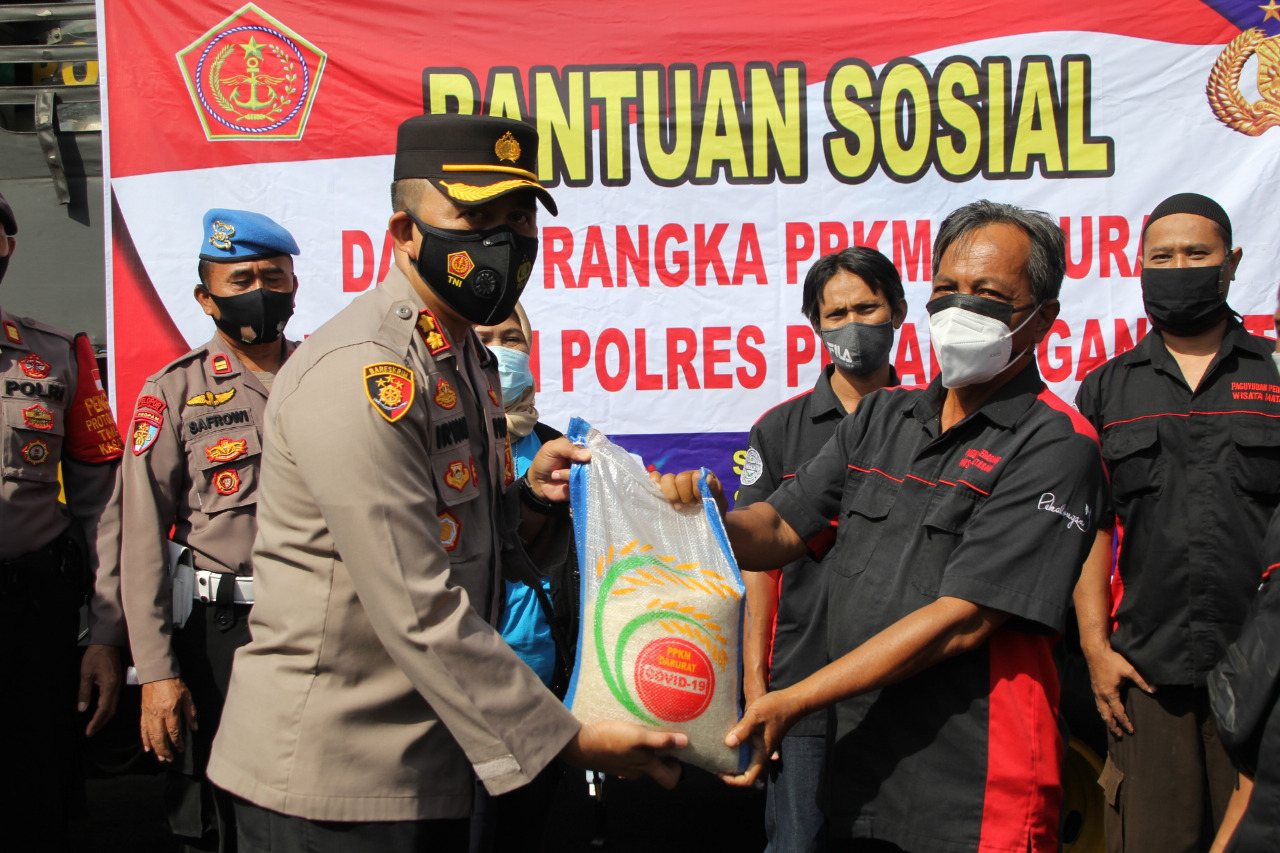 Polisi dan Mahasiswa HMI Bagikan Beras untuk Masyarakat yang Terdampak Covid-19