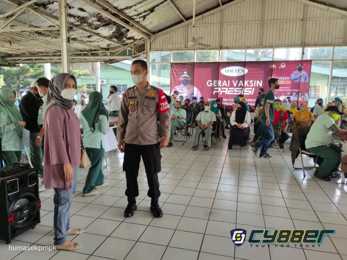 Polisi Monitoring Vaksinasi Tahap Pertama di PT Adetex