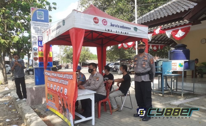 Kapolsek Jatitujuh Cek Posko PPKM, Pastikan Kesiapan Penanganan Covid-19