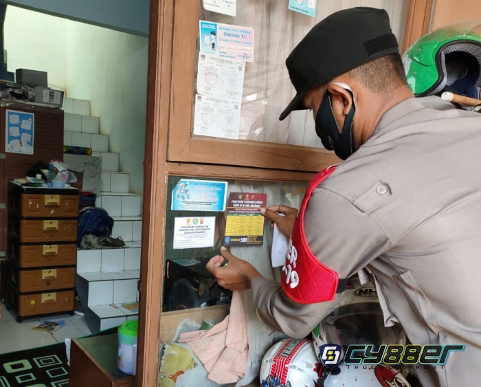 Percepat Penanganan Covid 19, Polisi Pasang Sticker di Rumah Warga Isoman 