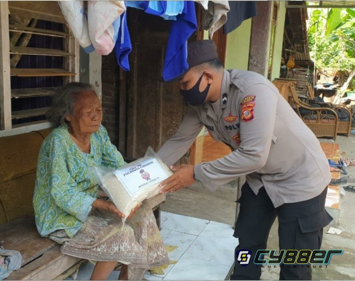 Polisi Bagikan Sembako di Desa Gujeg dan Desa Kreyo di Tengah PPKM Darurat