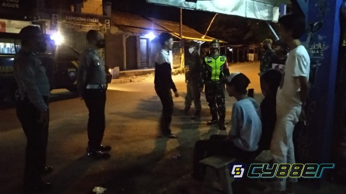 Tim Patroli Gabungan Ingatkan Warga Akan Jam Malam Dalam Masa PPKM Darurat Level 4