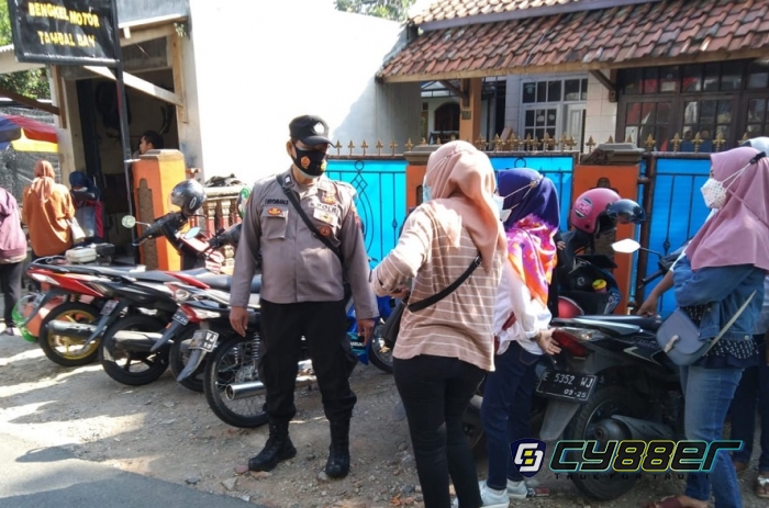 Bhabinkamtibmas di Majalengka Himbau Prokes dan Bagikan Masker