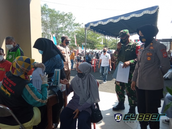 Kapolsek Cigasong Pantau Vaksinasi di Gerai Vaksin Presisi 