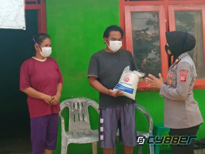 Polisi Salurkan Bansos pada Warga Kurang Mampu dan Pelaku Seniman 